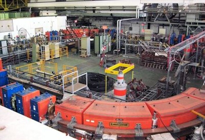 Med denne, lille partikkelakseleratoren greide CERN i 1995 å produsere antimolekyler for første gang. I dag bekreftet de eksistensen av en ny Higgs-liknende partikkel - etter at jakten har pågått siden midten av 1960-tallet. (Foto: Marianne Nordahl) Med denne, lille partikkelakseleratoren greide CERN i 1995 å produsere antimolekyler for første gang. I dag bekreftet de eksistensen av en ny Higgs-liknende partikkel - etter at jakten har pågått siden midten av 1960-tallet. (Foto: Marianne Nordahl)