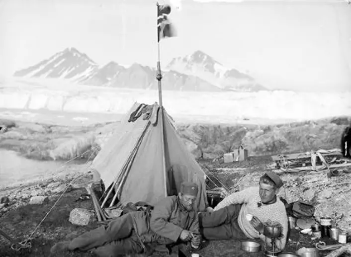 "Med flagget til topps i nasjonens tjeneste. Polarimperialisten Adolf Hoel (t.v.) på en av hans første Svalbard-ekspedisjoner. Her sammen med Karl Haavimb ved Blomstrandbreen i Kongsfjorden sist i juli 1907."