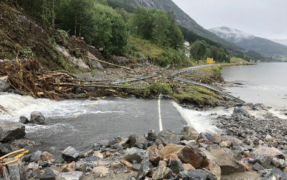 Europavegen gjennom Sunnfjord vart stengd sommaren 2019 etter styrtregn. Slike hendingar kan det bli mange av dersom førebygginga ikkje blir trappa kraftig opp.