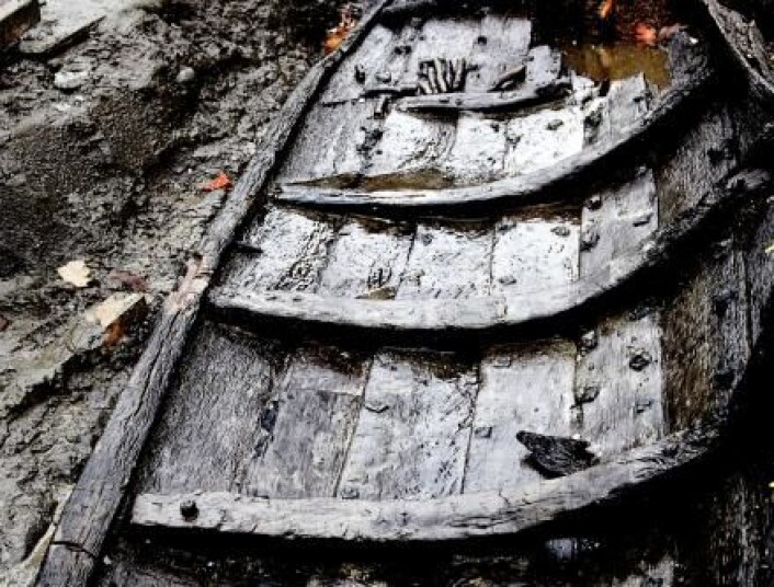 Robåten var bygget med jernnagler og er så velbevart at jernet under overflaten skinner som nytt. (Foto: Christian Léeme, Danmarks Borgcenter) Robåten var bygget med jernnagler og er så velbevart at jernet under overflaten skinner som nytt. (Foto: Christian Léeme, Danmarks Borgcenter)
