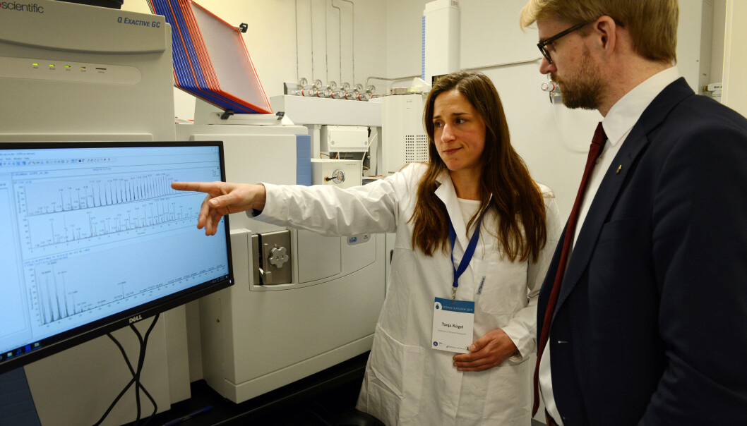 Tanja Kögel er en av havforskerene på HI som forsker på mikro- og nanoplast. Her viser hun frem det nye plastlaboratoriet i 2019. Tanja Kögel er en av havforskerene på HI som forsker på mikro- og nanoplast. Her viser hun frem det nye plastlaboratoriet i 2019.