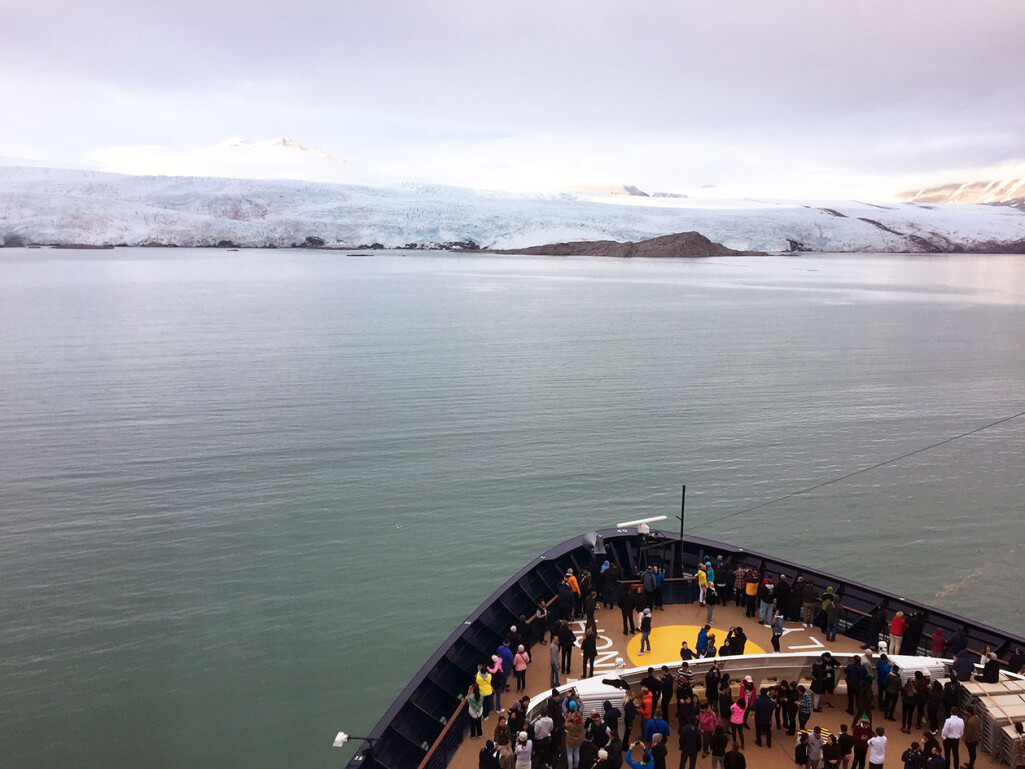Flytende byer. Det blir stadig flere cruiseskip i arktiske farvann. Utsikt mot Nordensköldbreen i Billefjorden, Vest-Spitsbergen. Flytende byer. Det blir stadig flere cruiseskip i arktiske farvann. Utsikt mot Nordensköldbreen i Billefjorden, Vest-Spitsbergen.