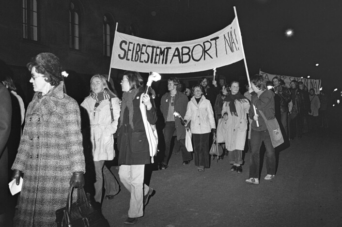 Demonstrasjon 9. november 1973 for selvbestemt abort. Ca. 1000 deltakere gikk i demonstrasjonstoget, fra Youngstorget til Universitetsplassen, til støtte for kravet om selvbestemt abort. (Foto: NTB / SCANPIX) Demonstrasjon 9. november 1973 for selvbestemt abort. Ca. 1000 deltakere gikk i demonstrasjonstoget, fra Youngstorget til Universitetsplassen, til støtte for kravet om selvbestemt abort. (Foto: NTB / SCANPIX)