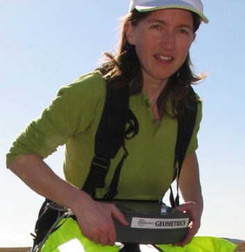 Helen French og de andre forskerne i prosjektet overvåket snøsmeltingen i 2009 og 2010 og målte hvordan temperaturen i jorda endret seg. (Foto: Ivar Grydeland) Helen French og de andre forskerne i prosjektet overvåket snøsmeltingen i 2009 og 2010 og målte hvordan temperaturen i jorda endret seg. (Foto: Ivar Grydeland)