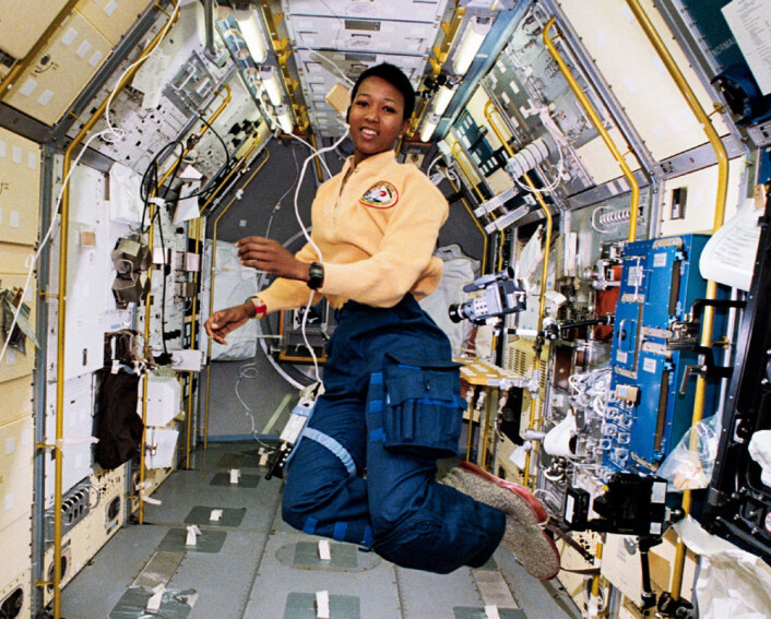 Mae Jemison i vitenskapsmodulen Spacelab Japan i lasterommet på romferga Endeavour i 1992. (Foto: NASA) Mae Jemison i vitenskapsmodulen Spacelab Japan i lasterommet på romferga Endeavour i 1992. (Foto: NASA)