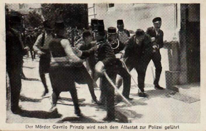 Et postkort som viser øyeblikket da terroristen Gavrilo Princip blir arrestert. På grunn av sin unge alder, slapp Princip dødsstraff. (Foto: Wikimedia Commons) Et postkort som viser øyeblikket da terroristen Gavrilo Princip blir arrestert. På grunn av sin unge alder, slapp Princip dødsstraff. (Foto: Wikimedia Commons)