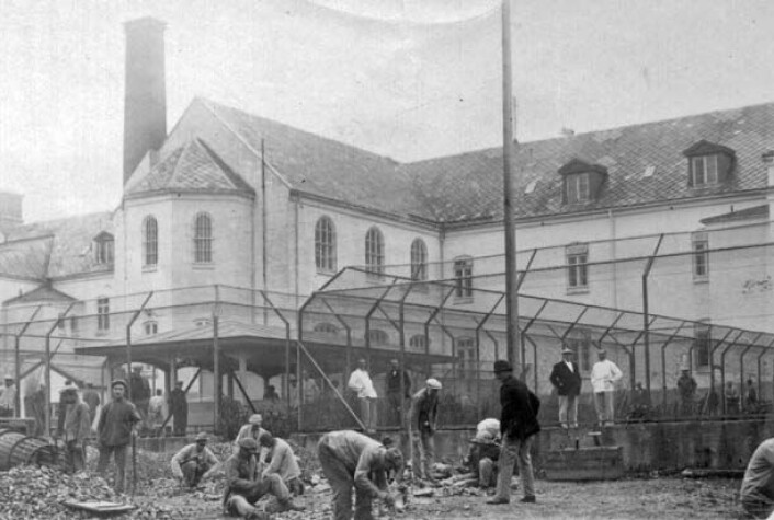 Reitegjerdet var et psykiatrisk sykehus som var del av kriminalomsorgen fra 1923-1987. Eivind Myhres forskning viser at innlagte menn aktivt ba om å få bli kastrert for å kureres for sin sinnslidelse og bli akseptable menn. (Foto: Norsk rettsmuseum) Reitegjerdet var et psykiatrisk sykehus som var del av kriminalomsorgen fra 1923-1987. Eivind Myhres forskning viser at innlagte menn aktivt ba om å få bli kastrert for å kureres for sin sinnslidelse og bli akseptable menn. (Foto: Norsk rettsmuseum)
