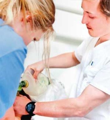 Sykepleierstudentene Kine Bentzen og Anders Christoffersen lærer å ta de riktige valgene sammen – under press. (Foto: Elisabeth Tønnessen) Sykepleierstudentene Kine Bentzen og Anders Christoffersen lærer å ta de riktige valgene sammen – under press. (Foto: Elisabeth Tønnessen)
