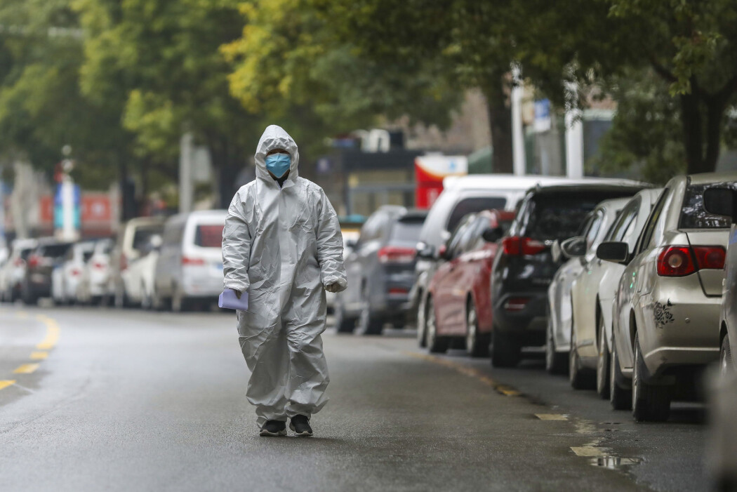 En helsearbeider i Wuhan i Hubei-provinsen, hvor det nye coronaviruset først ble oppdaget. En helsearbeider i Wuhan i Hubei-provinsen, hvor det nye coronaviruset først ble oppdaget.