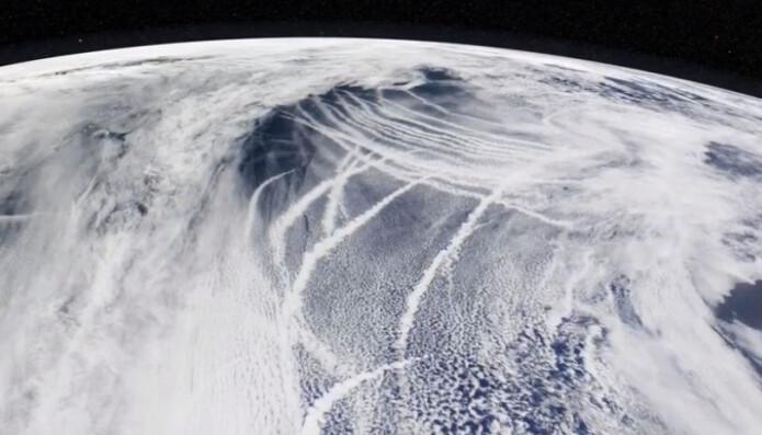 Skyer observert fra satellitten Aqua. Utslitt av ørsmå luftpartikler (aerosoler) i atmosfæren fra skipstrafikk har ført til hvitere skyer, noe som gjør at de reflekterer mer stråling. Skyer observert fra satellitten Aqua. Utslitt av ørsmå luftpartikler (aerosoler) i atmosfæren fra skipstrafikk har ført til hvitere skyer, noe som gjør at de reflekterer mer stråling.