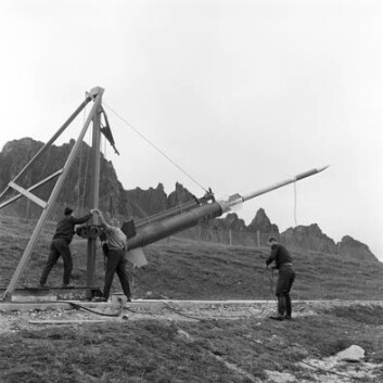 Under forberedelsene til oppskytingen av Ferdinand 1, den aller første raketten fra Andøya, sommeren 1962. (Foto: Andøya Rakettskytefelt) Under forberedelsene til oppskytingen av Ferdinand 1, den aller første raketten fra Andøya, sommeren 1962. (Foto: Andøya Rakettskytefelt)