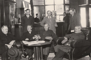 "Den norske Grønland-kommisjonen under prosessen i Haag i november 1932. Nils Oluf Kolsrud (t.v.), Helge Klæstad, Gustav Smedal og Adolf Hoel er samlet foran et norsk pressekorps, deriblant utenriksredaktør i Aftenposten Haakon Øverland og journalist Thorstad. Foto: Norsk polarinstitutt." "Den norske Grønland-kommisjonen under prosessen i Haag i november 1932. Nils Oluf Kolsrud (t.v.), Helge Klæstad, Gustav Smedal og Adolf Hoel er samlet foran et norsk pressekorps, deriblant utenriksredaktør i Aftenposten Haakon Øverland og journalist Thorstad. Foto: Norsk polarinstitutt."