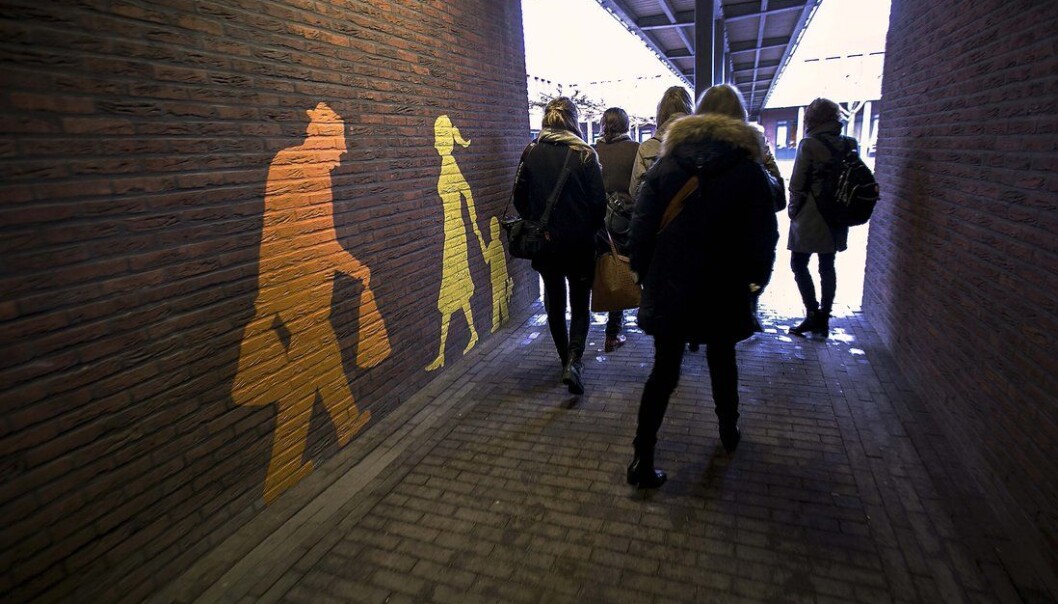 Fra hele verden strømmer besøkende til for å la seg inspirere av demenslandsbyen De Hogeweyk i Nederland. Fra hele verden strømmer besøkende til for å la seg inspirere av demenslandsbyen De Hogeweyk i Nederland.