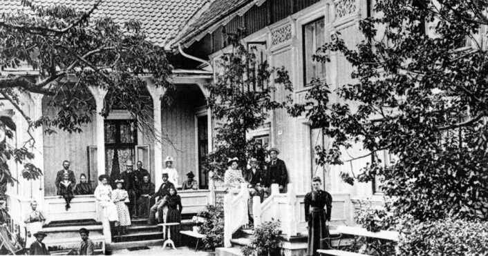 Sverige har en tradisjon med kurbad helt fra 1700-tallet. Disse impulsene spredte seg sakte men sikkert til kysten av Norge også. Fevik Kystsanatorium var et av stedene hvor folk kom for å få frisk havluft. (Foto: Aust-Agder kulturhistoriske senter) Sverige har en tradisjon med kurbad helt fra 1700-tallet. Disse impulsene spredte seg sakte men sikkert til kysten av Norge også. Fevik Kystsanatorium var et av stedene hvor folk kom for å få frisk havluft. (Foto: Aust-Agder kulturhistoriske senter)