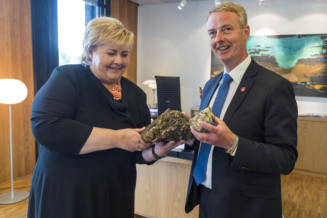Statsminister Erna Solberg og daværende olje- og energiminister Terje Søviknes (Frp) viste fram en stein av manganskorpe og sulfid da sommeren 2018 foreslo en egen havbruksminerallov. Utvinning av marine mineraler kan bli en svært lønnsom virksomhet for Norge i framtida. Statsminister Erna Solberg og daværende olje- og energiminister Terje Søviknes (Frp) viste fram en stein av manganskorpe og sulfid da sommeren 2018 foreslo en egen havbruksminerallov. Utvinning av marine mineraler kan bli en svært lønnsom virksomhet for Norge i framtida.