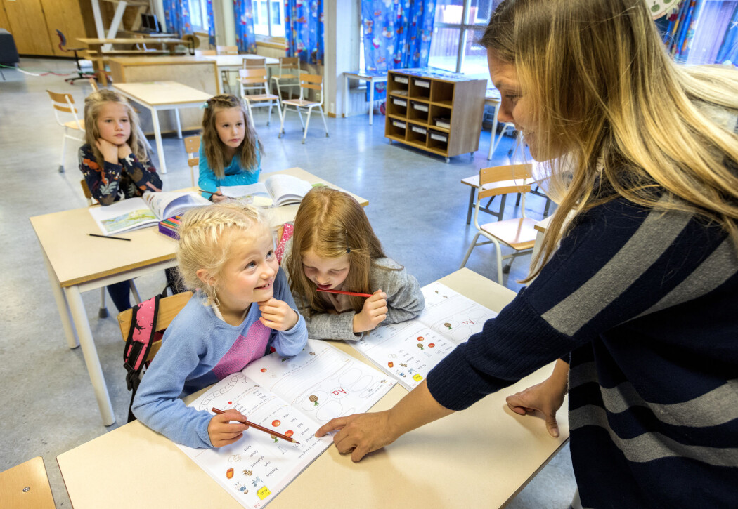 – Nesten alle norske lærere nesten opplever høyt tidspress. Og tidspress er den aller viktigste årsaken til utmattelse blant norske lærere. Utmattelse er en viktig årsak til at lærere vurderer å slutte som lærer. – Nesten alle norske lærere nesten opplever høyt tidspress. Og tidspress er den aller viktigste årsaken til utmattelse blant norske lærere. Utmattelse er en viktig årsak til at lærere vurderer å slutte som lærer.
