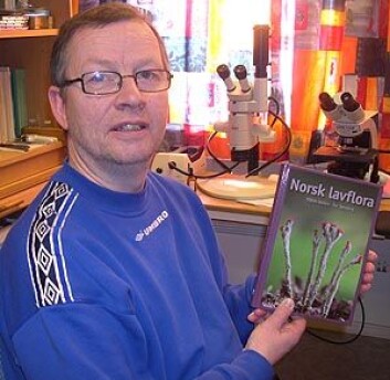 "Håkon Holien med sin nye lavflora." "Håkon Holien med sin nye lavflora."