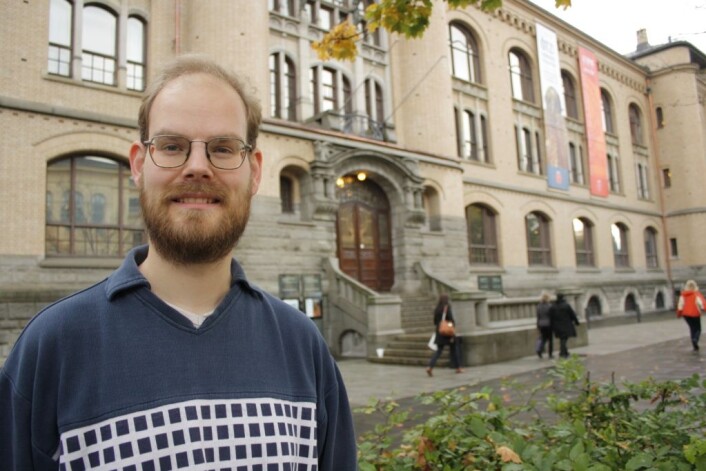 Mikkel Christensen forsker på en bedre metode for konservering av gammelt treverk. (Foto: Ida Korneliussen) Mikkel Christensen forsker på en bedre metode for konservering av gammelt treverk. (Foto: Ida Korneliussen)