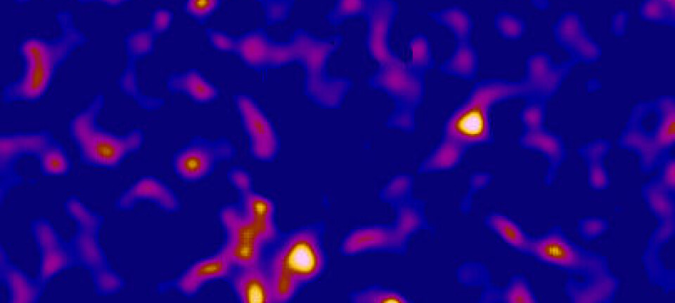 Kartet viser gigantiske tråder og klumper av mørk materie (lysere blå, rødt og gult) rundt flekker av tomrom. (Illustrasjon: Van Waerbeke, Heymans, CFHTLens)