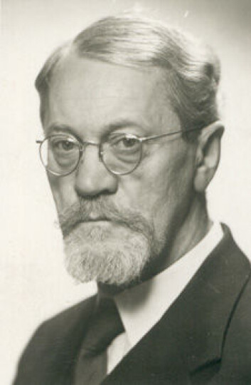 "Adolf Hoel fikk 18 måneder fengsel for medlemsskapet i Nasjonal Samling." "Adolf Hoel fikk 18 måneder fengsel for medlemsskapet i Nasjonal Samling."