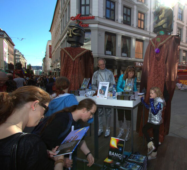 Lansering av Ad Astra-trilogien under Oslo Bokfestival, høsten 2012. Knut Jørgen Røed Ødegaard og Anne Mette Sannes flankert av høye beskyttere fra en vennligsinnet exoplanet. (Foto: Oslo Bokfestival/starship.no) Lansering av Ad Astra-trilogien under Oslo Bokfestival, høsten 2012. Knut Jørgen Røed Ødegaard og Anne Mette Sannes flankert av høye beskyttere fra en vennligsinnet exoplanet. (Foto: Oslo Bokfestival/starship.no)