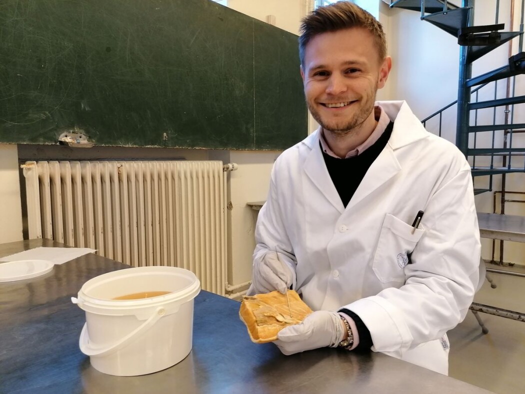 Oskar Mongstad Løken har oppdaget en pore i laksens analregion som ikke er beskrevet før. Oskar Mongstad Løken har oppdaget en pore i laksens analregion som ikke er beskrevet før.