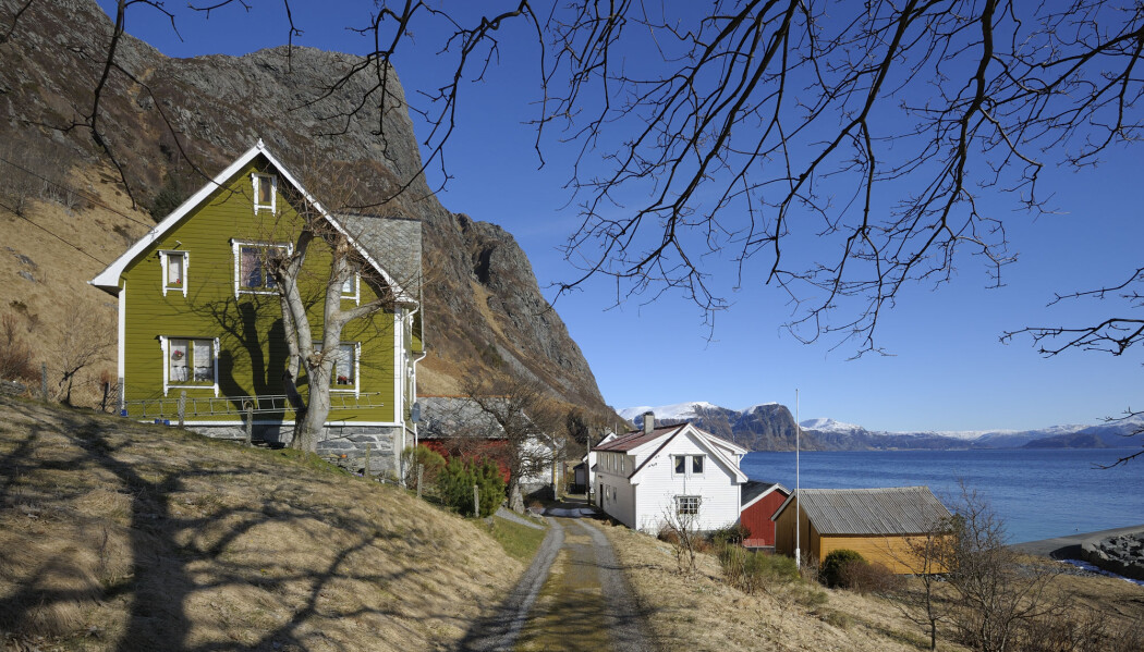 Boligforskerne finner at overraskende mange godt voksne nordmenn velger å flytte inn i nokså avsidesliggende og ofte upraktiske hus, bare noen år før alderdommen. For mange distriktskommuner blir dette en svært kostbar utfordring. Boligforskerne finner at overraskende mange godt voksne nordmenn velger å flytte inn i nokså avsidesliggende og ofte upraktiske hus, bare noen år før alderdommen. For mange distriktskommuner blir dette en svært kostbar utfordring.