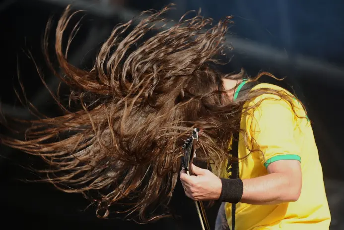 Andreas Kisser i bandet Sepultura headbanger på konsert under den franske festivalen Hellfest Heavy Music Festival i 2014. Andreas Kisser i bandet Sepultura headbanger på konsert under den franske festivalen Hellfest Heavy Music Festival i 2014.