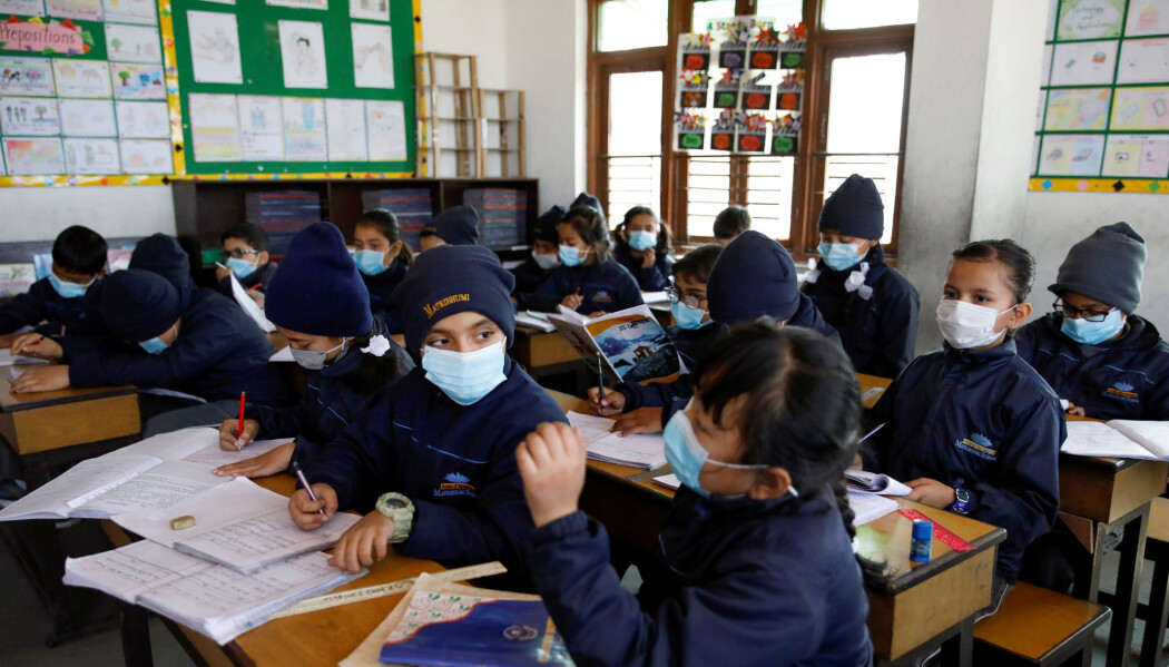 Elevene på en skole i Nepal bruker munnbind for sikkerhets skyld, etter at det ble kjent at noen i landet var blitt syke av coronaviruset. Elevene på en skole i Nepal bruker munnbind for sikkerhets skyld, etter at det ble kjent at noen i landet var blitt syke av coronaviruset.