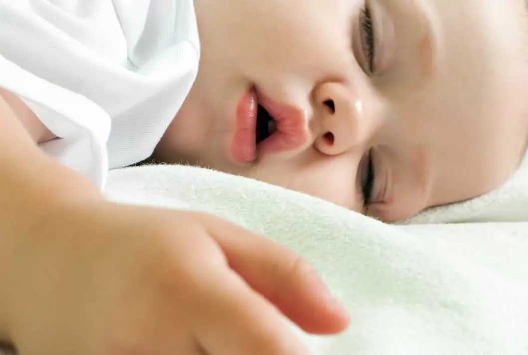 Skal babyen få bestemme selv når den vil sove - slik som i Italia, eller ha faste leggetider, som i Nederland? (Foto: Colourbox)