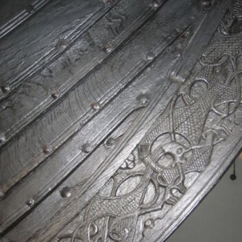 Detalj fra Osebergskipet, som står utstilt på Vikingskipmuseet i Oslo. Skipet ble bygd i 820, gravd ned i 834 og gravd opp igjen av forskere i 1904. (Foto: Wikimedia Commons/Karamell) Detalj fra Osebergskipet, som står utstilt på Vikingskipmuseet i Oslo. Skipet ble bygd i 820, gravd ned i 834 og gravd opp igjen av forskere i 1904. (Foto: Wikimedia Commons/Karamell)