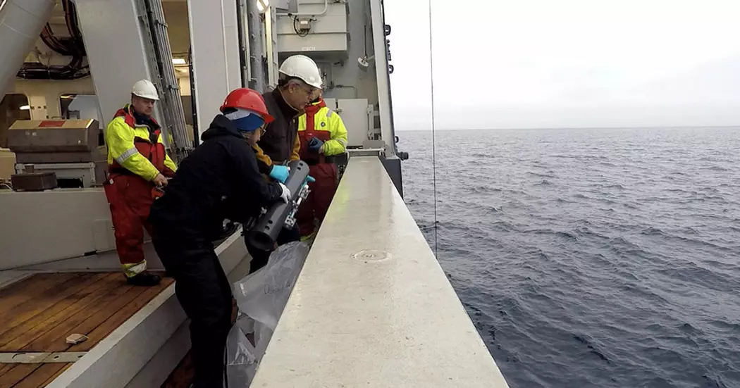 Over hundre forskere fra mange fagområder jakter på ny kunnskap om klimaet og økosystemene i det nordlige Barentshavet. På bildet henter forskere vannprøver for å kartlegge tungmetaller i havet.