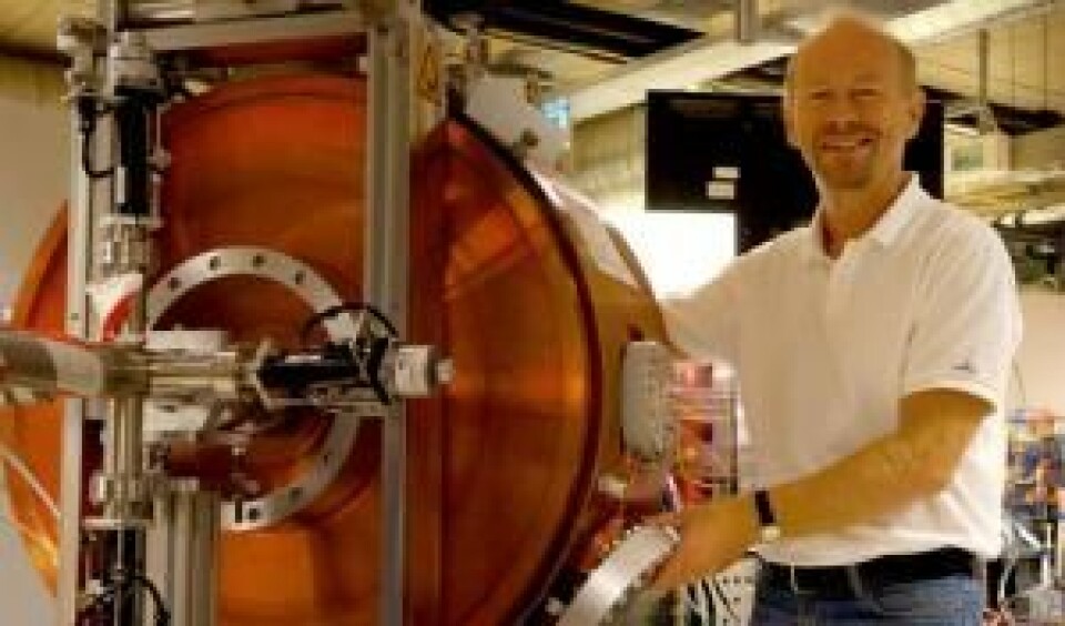 Søren Pape Møller har i mange år arbeidet med å bygge ASTRID2. Den store maskinen får partiklene opp i fart ved hjelp av enormt kraftige magneter. Deretter blir de sendt rundt i et rør med opp mot lysets hastighet. (Foto: Århus Universitet)