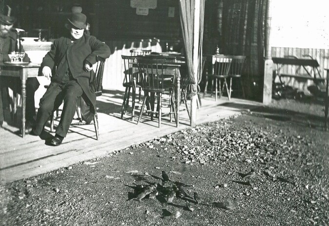 Maleren Wilhelm Krogh ser på småfuglene på Tullinløkka i Oslo i 1883. Maleren Wilhelm Krogh ser på småfuglene på Tullinløkka i Oslo i 1883.