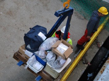 Kilo på kilo med utstyr og prøver losses av skipet på kaia i Bergen. Forskerne kommer hjem med nok prøver i bagasjen til årevis med forskning. (Foto: Hanne Østli Jakobsen) Kilo på kilo med utstyr og prøver losses av skipet på kaia i Bergen. Forskerne kommer hjem med nok prøver i bagasjen til årevis med forskning. (Foto: Hanne Østli Jakobsen)