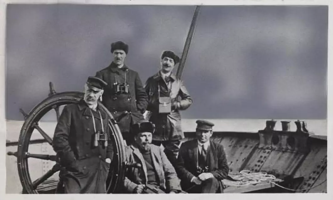 Deltagere på Sibir-reisen i 1913 om bord i skuta «Correct». (Foto: Nasjonalbiblioteket)
