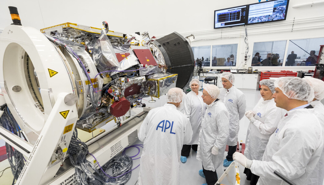 Her ligger Parker Solar Probe på bakken hos NASA før oppskytningen. Nå suser den i bane rundt solen. Her ligger Parker Solar Probe på bakken hos NASA før oppskytningen. Nå suser den i bane rundt solen.