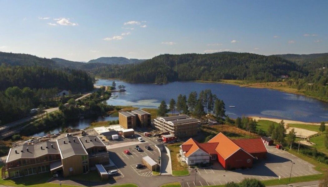 Småkommunen Iveland i Agder har nå fått et nytt sentrum med kafé, dagligvareforretning, interiørbutikk, bibliotek, kino, mineralutstilling og kulturarena. Kommunen registrerer økt trivsel og økt sosial tilhørighet blant beboerne som har flyttet inn i de 26 nye boligene. Småkommunen Iveland i Agder har nå fått et nytt sentrum med kafé, dagligvareforretning, interiørbutikk, bibliotek, kino, mineralutstilling og kulturarena. Kommunen registrerer økt trivsel og økt sosial tilhørighet blant beboerne som har flyttet inn i de 26 nye boligene.