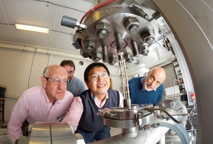 Michael J. Antal fra Hawaii, Liang Wang fra Kina og Gabor Varhegyi fra Ungarn. SINTEF-forsker Øyvind Skreiberg i bakgrunnen. (Foto: Thor Nielsen) Michael J. Antal fra Hawaii, Liang Wang fra Kina og Gabor Varhegyi fra Ungarn. SINTEF-forsker Øyvind Skreiberg i bakgrunnen. (Foto: Thor Nielsen)