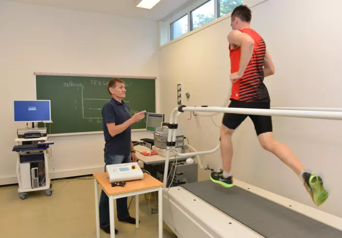 Henrik Ingebrigtsen er jevnlig inne til testing hos idrettsdosent Leif Inge Tjelta på fysiologilabben ved Universitetet i Stavanger. (Foto: Asbjørn Jensen, UiS)