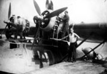 Personell fra 333 skvadron overhaler Catalina-fly ved basen i Wooddhaven i Skottland under andre verdenskrig. (Foto: 333 skvadron) Personell fra 333 skvadron overhaler Catalina-fly ved basen i Wooddhaven i Skottland under andre verdenskrig. (Foto: 333 skvadron)