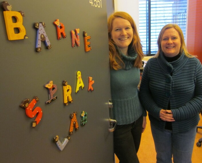 Kristine Bentzen (til venstre) og Merete Anderssen ivrer for tospråkllighet hos barn. Her foran døra til Barnespråklaboratoriet på Universitetet i Tromsø. (Foto: UiT) Kristine Bentzen (til venstre) og Merete Anderssen ivrer for tospråkllighet hos barn. Her foran døra til Barnespråklaboratoriet på Universitetet i Tromsø. (Foto: UiT)