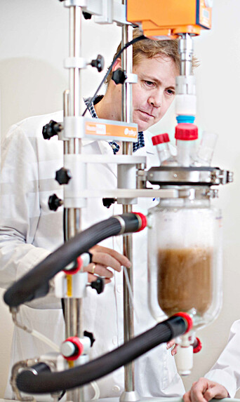 Prosjektleder og forsker Nils Kristian Afseth fra Nofima på lab ved bioreaktoren. Prosjektleder og forsker Nils Kristian Afseth fra Nofima på lab ved bioreaktoren.