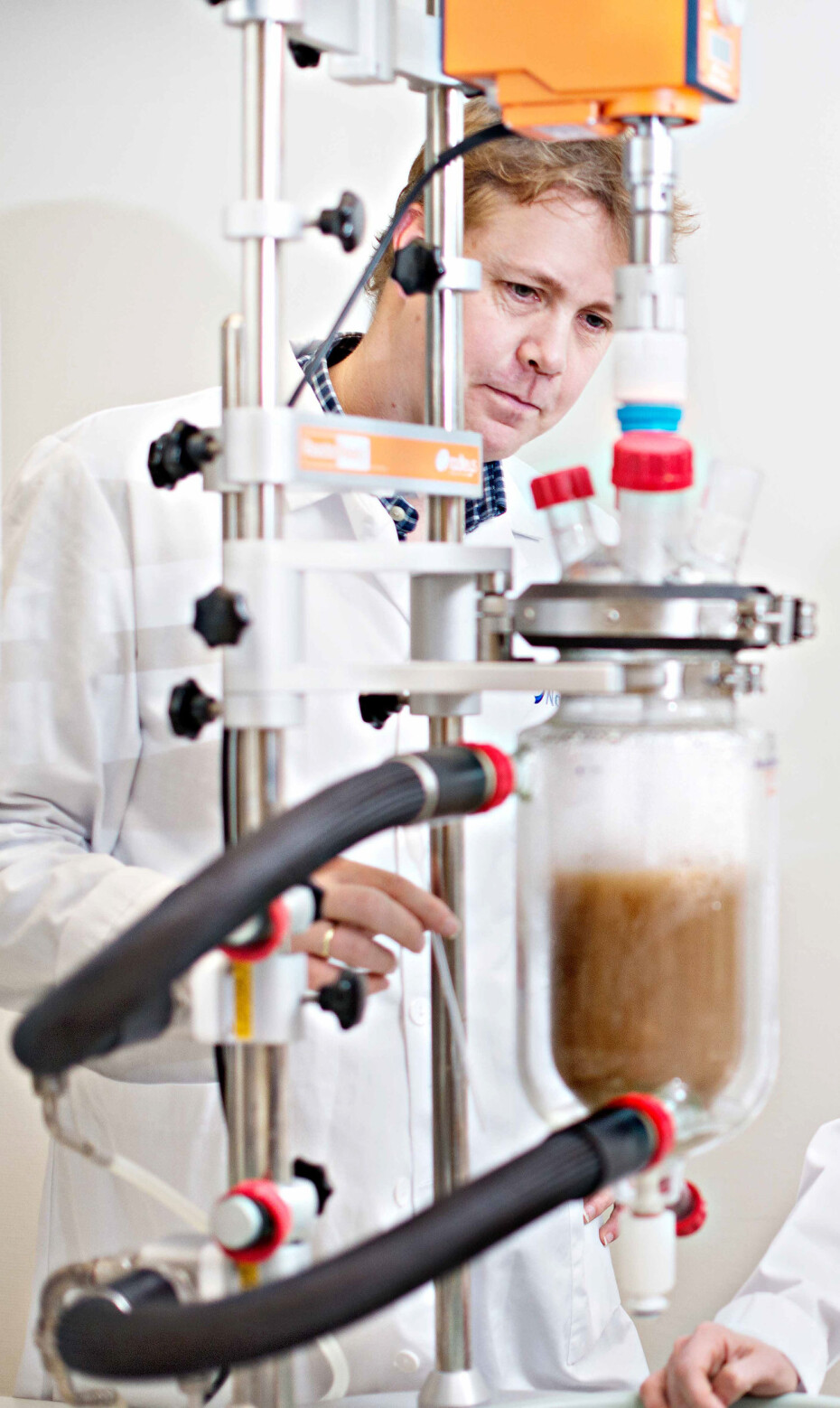 Prosjektleder og forsker Nils Kristian Afseth fra Nofima på lab ved bioreaktoren.
