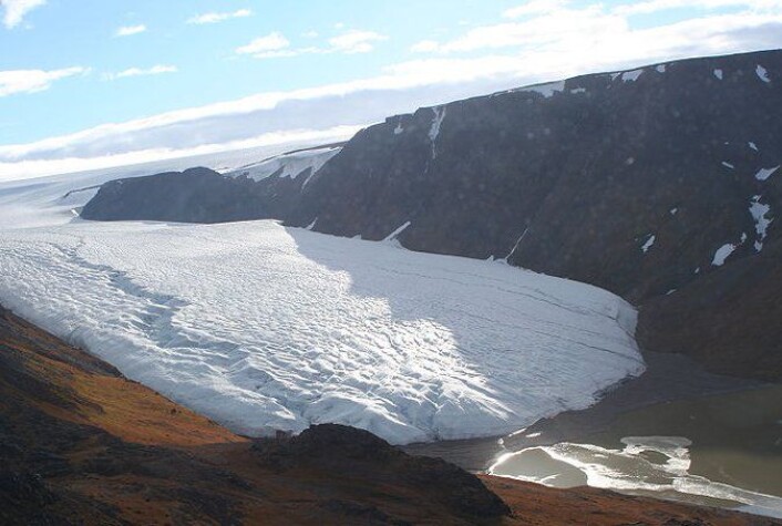 Omtrent 80 prosent av Grønland er dekket av is og på det tykkeste er iskappen over tre kilometer. (Foto: Brocken Inaglory/Wikimedia Creative Commons) Omtrent 80 prosent av Grønland er dekket av is og på det tykkeste er iskappen over tre kilometer. (Foto: Brocken Inaglory/Wikimedia Creative Commons)