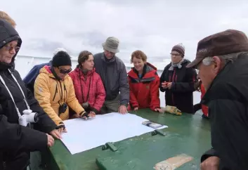 Russiske og norske deltakere studerer kart om bord på forskningsskipet «Professor Molchanov». (Foto: Gunn Sissel Jaklin / Norsk Polarinstitutt)