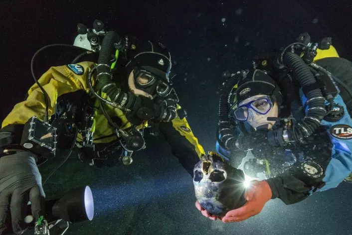Dykkere fant skjelettet i 2007, og forskere som har undersøkt det mener nå å ha funnet ut hvor de første amerikanerne kom fra. (Foto: NTB Scanpix)