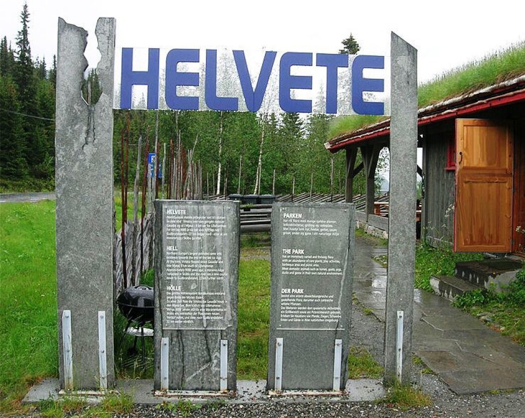 Hva i helvete? Skilt ved Helvete Naturpark i Gausdal. (Foto: Soulkeeper, Wikimedia Commons) Hva i helvete? Skilt ved Helvete Naturpark i Gausdal. (Foto: Soulkeeper, Wikimedia Commons)