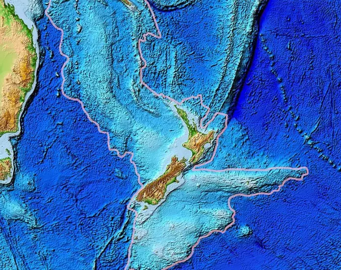 Her ser vi østsiden av Australia til venstre, og New Zealand midt i bildet. Under vises topografien til det undersjøiske kontinentet Zealandia.