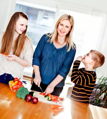 – Slipp barna til på kjøkkenet og gi dem et sunt forhold til mat, oppfordrer Elisabeth Lind Melbye. (Foto: Elisabeth Tønnessen/UiS)